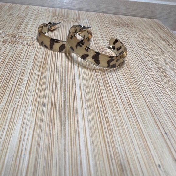 SALE💚 any 3 for $18 💚
 Earrings Resin Leopard White Acrylic Gold NWT - Picture 3 of 6